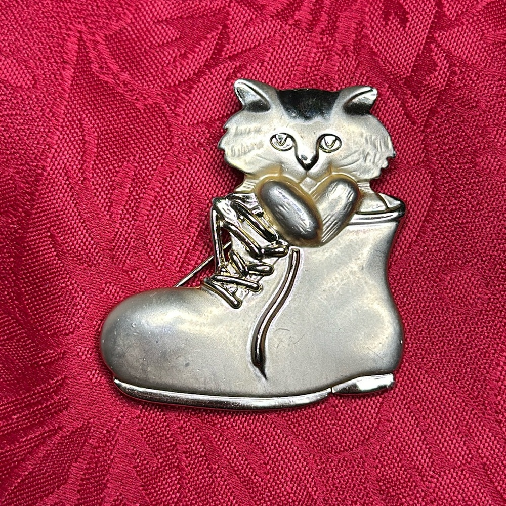 ❤️HOST PICK❤️ Vintage Gold Cat In Boot Big Brooch